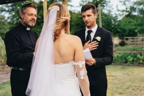 How to Find an Officiant for Your Wedding
